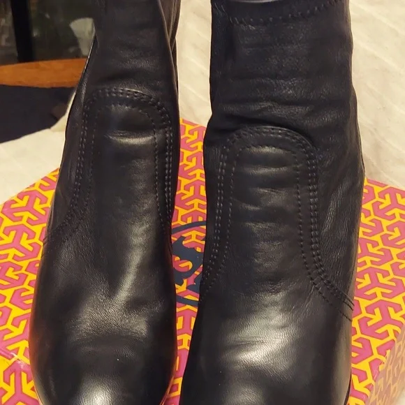 Tory Birch Leather Bootie. - Picture 6 of 7